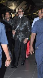Amitabh Bachchan snapped at international airport in Mumbai on 11th Dec 2012 (15).JPG